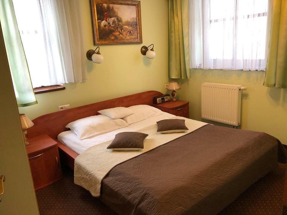 Hotel Restauracja Podzamcze Szczecin Exteriör bild